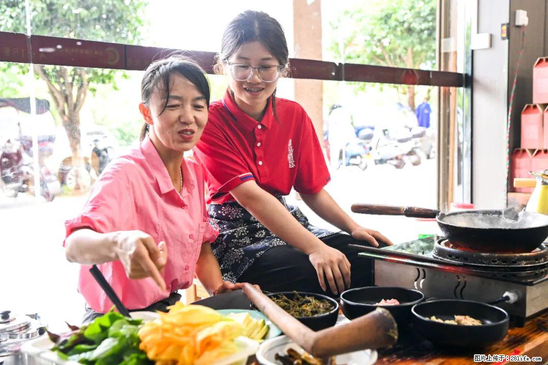 全网追的“扁担女孩”,找了一份暑假工,时薪12元 - 甘南生活资讯 - 甘南28生活网 gn.28life.com